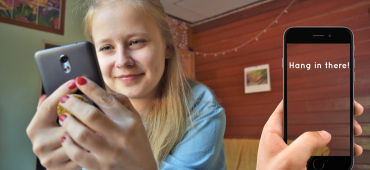 Julia im Porträt mit verwuschelten Haaren. Bild-Quelle: s_o_s.photography